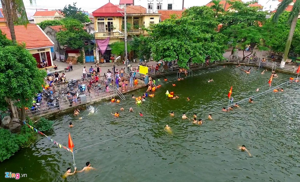  Ao làng ở xã Dương Liễu (Hoài Đức, Hà Nội) được cải tạo thành bể bơi. Người dân nơi đây ví nó như một công viên nước giúp cho mọi người vui chơi thỏa thích.