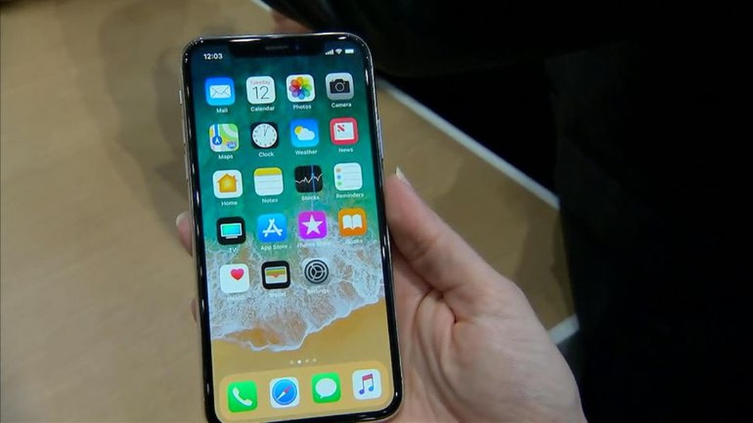 Theo dự kiến của Apple, đến cuối tháng 10, người dùng mới có thể đặt hàng iPhone X. Tới ngày 3/11, những chiếc  iPhone X đầu tiên mới lên kệ. Ảnh: Cnet