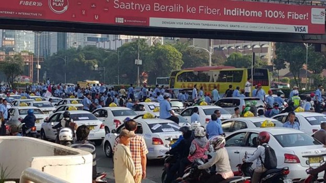 Tại Indonesia, vào ngày 22/3/2016, để phản đối  Uber và Grab, hàng nghìn lái xe đình công, phong tỏa các con đường bên ngoài tòa nhà quốc hội cũng như nhiều văn phòng chính quyền thành phố. Ảnh: BBC.