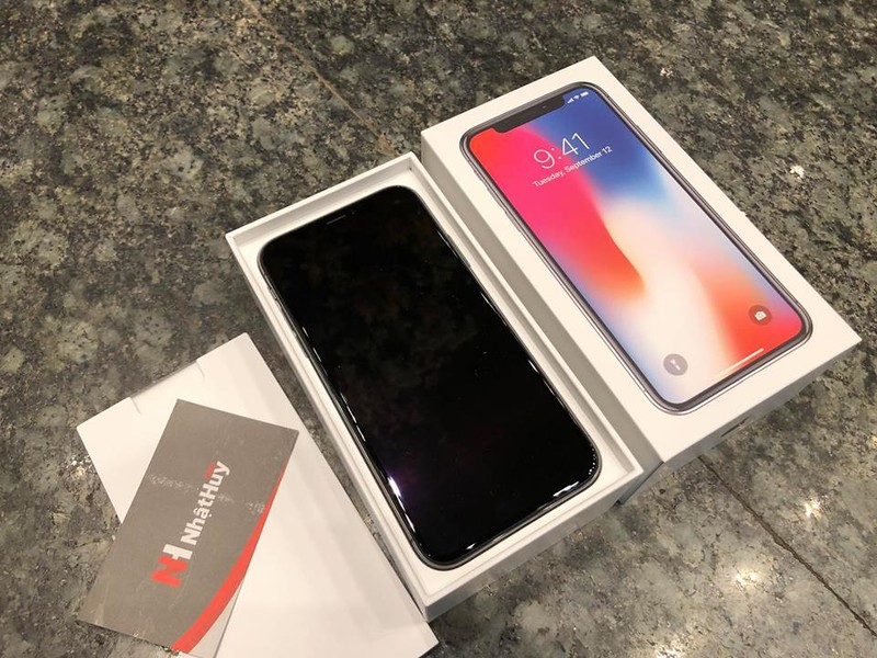 Rạng sáng nay, 3/11,  iPhone X đã chính thức được bán ra trên các cửa hàng ủy quyền của Apple. Từ rất sớm, các chủ cửa hàng chuyên bán iPhone xách tay tại Việt Nam đã đăng tải trên Facebook ảnh trên tay iPhone X còn nguyên hộp. Ảnh: Facebook Nhật Huy Mobi.