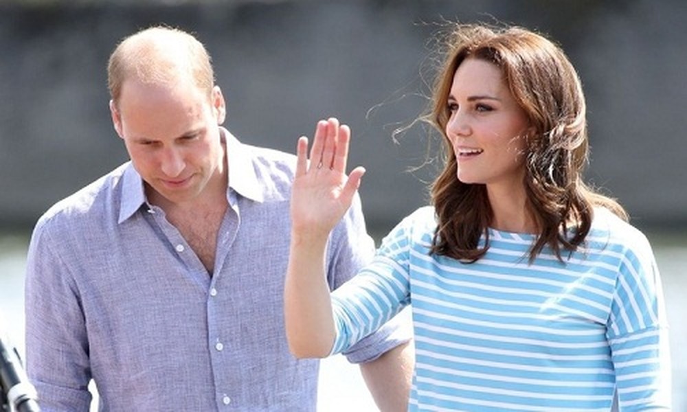 Vào ngày 20/7,  Công nương Kate Middleton cùng Hoàng tử William tham dự cuộc đua chèo thuyền ở Heidelberg. Để phù hợp với sự kiện, Kate Middleton đã mặc áo phông Breton của Hugo Boss và quần skinny jeans. Thiết kế có giá 125 USD (hơn 2,7 triệu đồng).