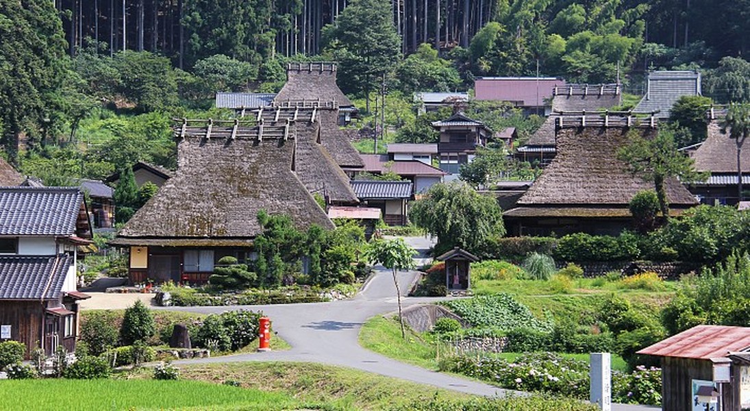 Làng Kayabuki trong khu vực Miyama của miền Bắc Kyoto được biết đến với những ngôi nhà đẹp tựa cổ tích. Ảnh: Traditionalkyoto.