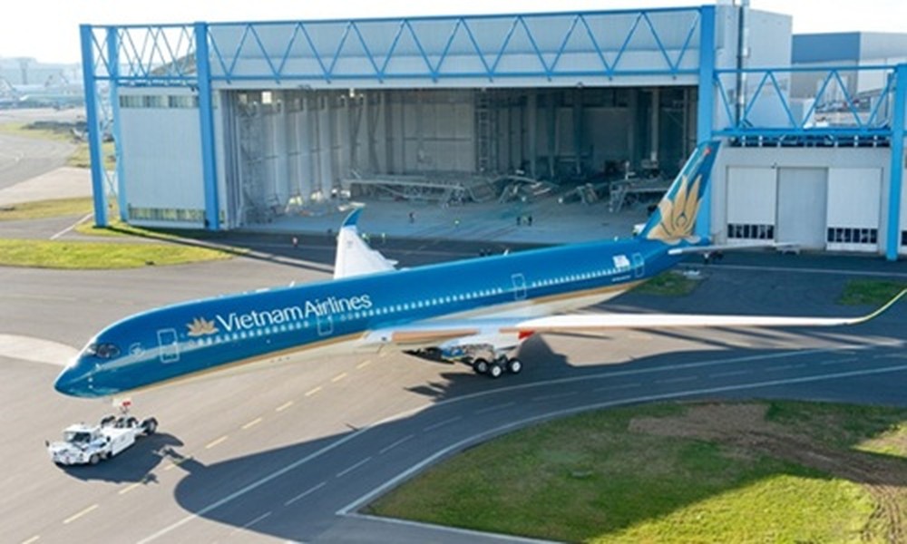 Ngày 10/12, Vietnam Airlines cho biết sẽ đặc biệt bố trí máy bay thân rộng hiện đại  Airbus A350-900 đưa các cầu thủ đội tuyển Việt Nam từ Malaysia về Hà Nội ngày 12/12. Ảnh: Lao động.