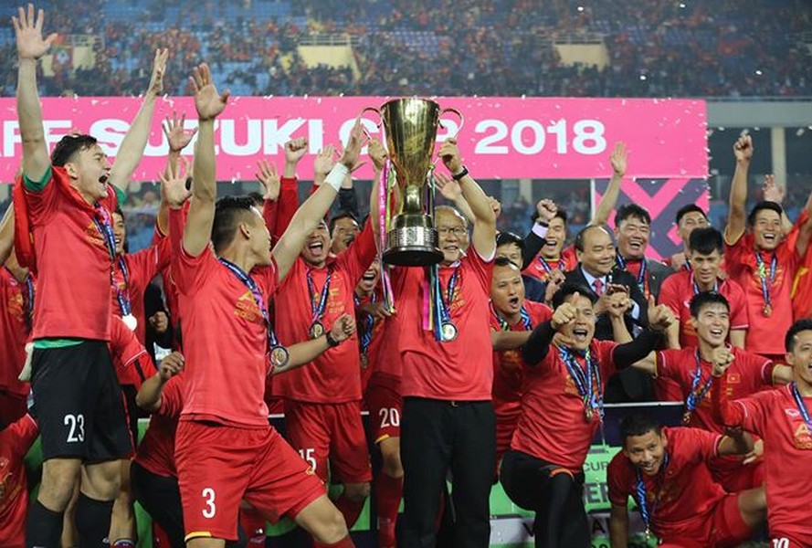 Sau 10 năm, cúp vàng AFF Cup 2018 đã được trao cho đội tuyển Việt Nam khi thầy trò HLV Park Hang-seo giành chiến thắng trước Malaysia với tỷ số 3-2 chung cuộc trong hai lượt trận chung kết. Ảnh: Tiền phong.