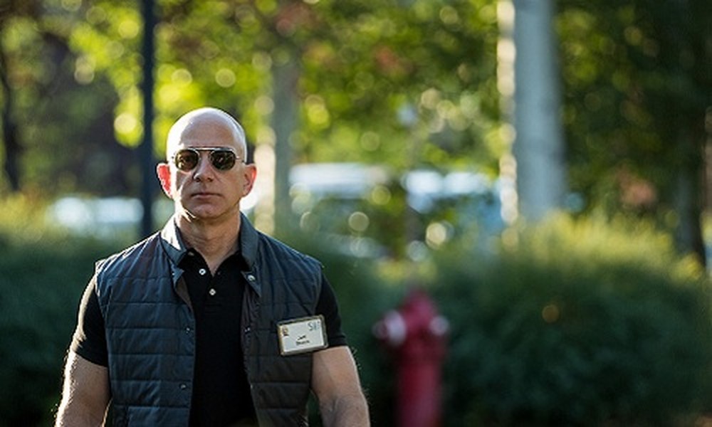 Tính đến ngày 22/12/2018, theo danh sách của Tạp chí Forbes, Jeff Bezos là  tỷ phú giàu nhất thế giới với khối tài sản 114,9 tỷ USD. Năm 2018, ông chủ Amazon cũng là người có tài sản tăng nhiều nhất trong năm qua, với 27,9 tỷ USD. Ảnh: BI.