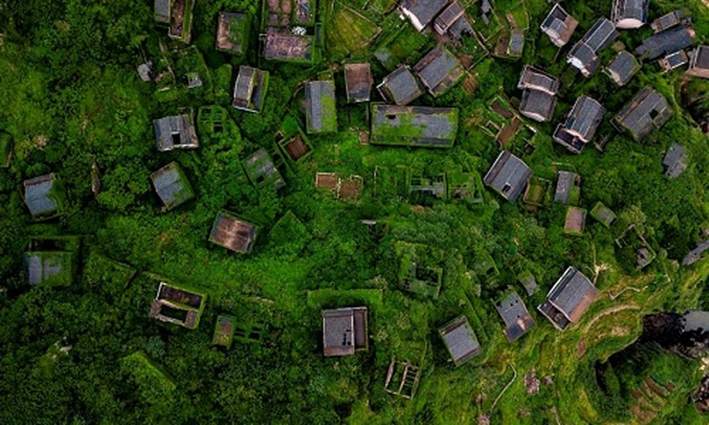 Nằm trên đảo Shengshan (tỉnh Chiết Giang, Trung Quốc),  ngôi làng bỏ hoang Houtouwan từng là một làng chài thịnh vượng, với dân số hơn 3.000 người.