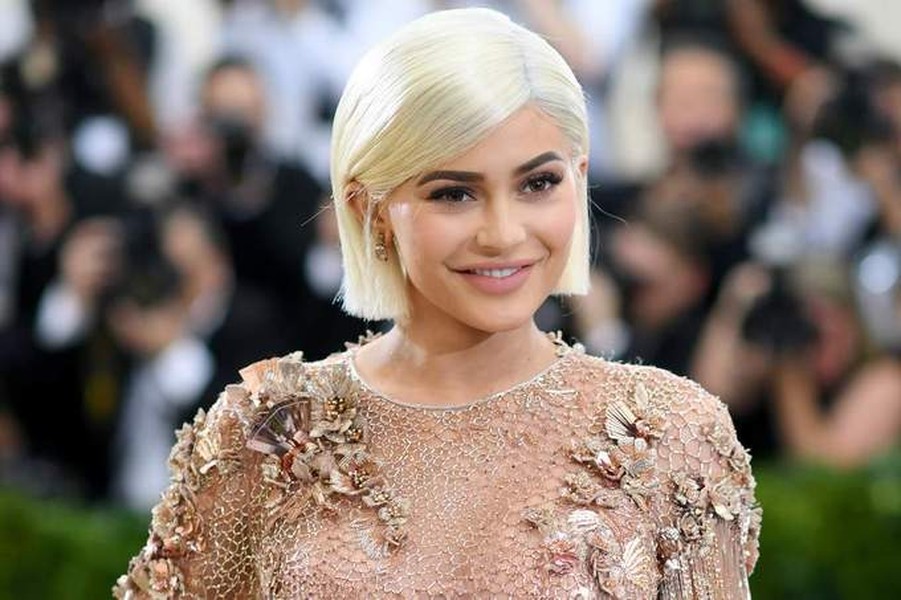 Ở tuổi 21, Kylie Jenner (em gái cùng mẹ khác cha của Kim Kardashian) trở thành nữ  tỷ phú trẻ nhất thế giới với khổi tài sản 1 tỷ USD. Ngôi sao truyền hình thực tế sở hữu công ty mỹ phẩm Kylie Cosmetics được định giá 900 triệu USD. Ảnh: CNBC.