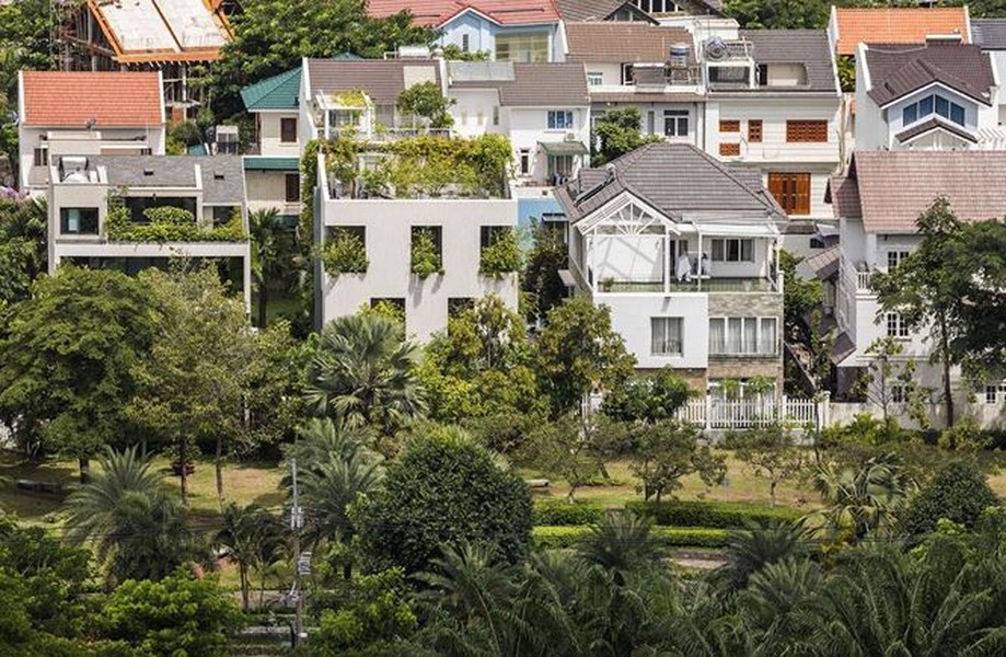  Ngôi nhà với tên gọi Stepping Park House (Ngôi nhà dạo bước giữa công viên), tọa lạc ở vị trí trong khu dân cư mới và gần với công viên với mục tiêu xây dựng là tái tạo ra không gian xanh ngay giữa lòng đô thị bụi bặm, chật chội, đồng thời góp phần ngăn chặn sự nóng lên toàn cầu, giải quyết các vấn đề môi trường.