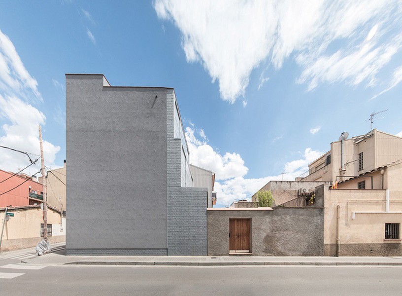 Tọa lạc tại Cerdanyola del Vallès (Barcelona, Tây Ban Nha), House 1105 là ngôi  nhà 3 tầng được thiết kế bởi H. Arquitectes.