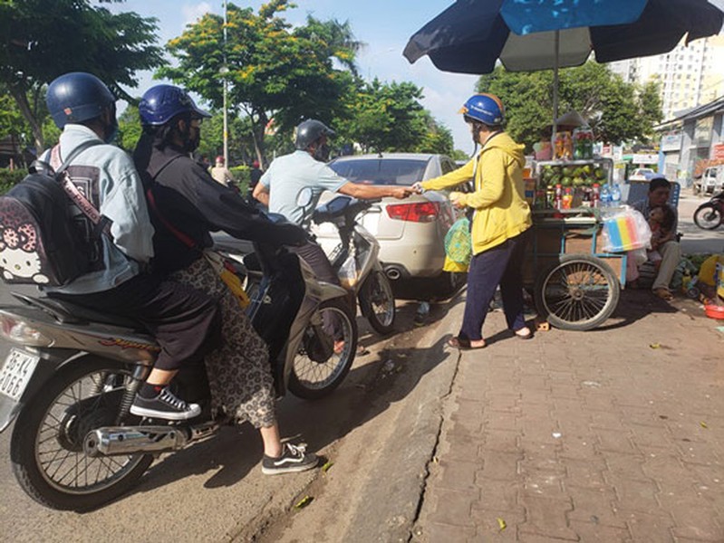 Những ngày cuối tháng 6, thời tiết Hà Nội và các tỉnh Bắc, Trung Bộ có nắng nóng gay gắt, có nơi đặc biệt gay gắt với nền nhiệt độ cao nhất phổ biến 37 - 39 độ C, có nơi trên 40 độ C. Điều này đồng nghĩa với việc các mặt hàng  nước giải khát bán rất chạy. Ảnh: Dân Việt.