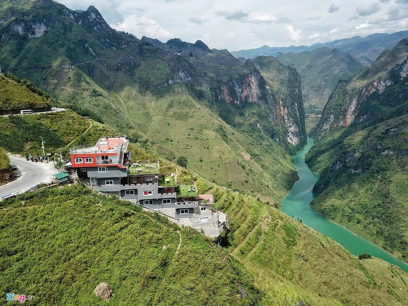 Những ngày qua, dư luận xôn xao trước sự xuất hiện của  khách sạn Panorama trên đèo Mã Pì Lèng (huyện Mèo Vạc, tỉnh Hà Giang). Ảnh: Zing.