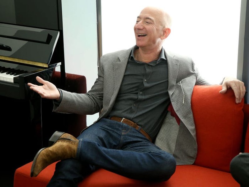 Ít ai biết, mức lương hàng năm của  Jeff Bezos chỉ là 81.840 USD, ít hơn so với hầu hết các nhân viên Mỹ điển hình. Tất nhiên, một phần lớn tài sản của Bezos gắn liền với cổ phiếu Amazon, chứ không phải lương.