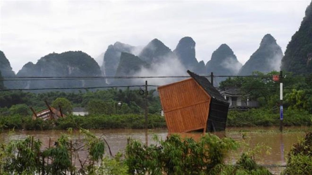 Tính đến sáng 3/7, đợt mưa lũ bất thường từ đầu tháng 6 ảnh hưởng tới cuộc sống của 19.380.000 người trên 26 tỉnh, thành và khu tự trị ở Trung Quốc, 875.000 người phải di dời khẩn cấp, 235.000 ngôi nhà bị sập hoặc hư hỏng, 1.560.000 ha hoa màu bị tàn phá, thiệt hại kinh tế trực tiếp lên tới gần 42 tỷ NDT (gần 6 tỷ USD). (Ảnh: AP)