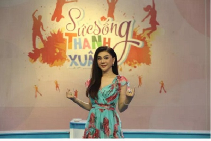 Trong chương trình “Sức sống thanh xuân” lên sóng 20h thứ Sáu, 09/10 trên kênh HTV7,  ca sĩ chuyển giới  Lâm Khánh Chi tiết lộ, không phải đến thời điểm cô bắt đầu đi hát và kinh doanh thì mới có “của ăn của để” mà nữ ca sĩ là trường hợp “con nhà người ta” điển hình, có điều kiện từ nhỏ. Ảnh: Tiền phong.