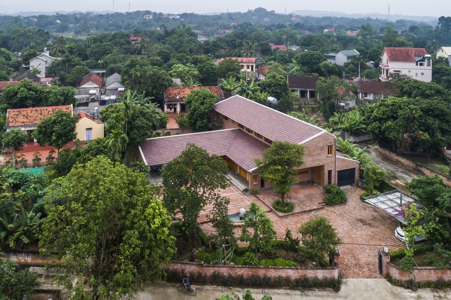 Tọa lạc tại một vùng nông thôn ở Phú Thọ, X House là  ngôi nhà làm hoàn toàn từ gỗ xoan địa phương.