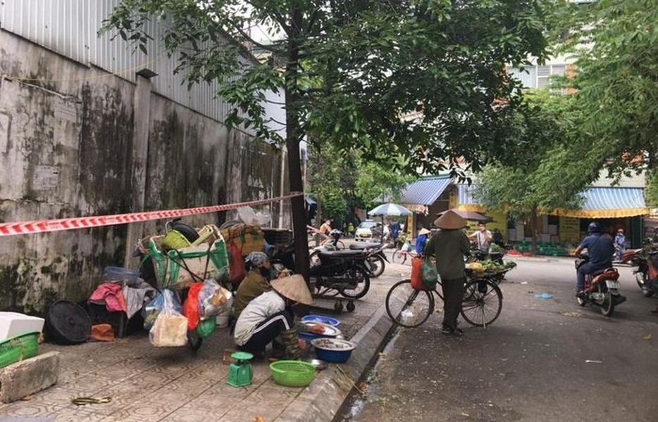 Mặc dù việc giải tỏa  chợ cóc, chợ tạm lấn chiếm vỉa hè, lòng đường để đảm bảo công tác phòng, chống dịch Covid-19 đã được nêu rõ trong Công điện hỏa tốc của UBND TP. Hà Nội ngày 11/5, thế nhưng vẫn còn tình trạng buôn bán trên vỉa, ý thức của người dân đi chợ mua, bán vẫn chưa chuyển biến.