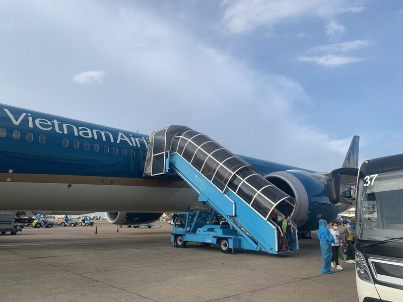 Lúc 15 giờ chiều ngày 5/8, máy bay lớn nhất Việt Nam hiện nay (Boeing 787-10) của Vietnam Airlines chở 300 y bác sỹ Bệnh viện Việt Đức đã hạ cánh an toàn ở Tân Sơn Nhất (TP HCM) để tham gia chống dịch. Ảnh: VOV