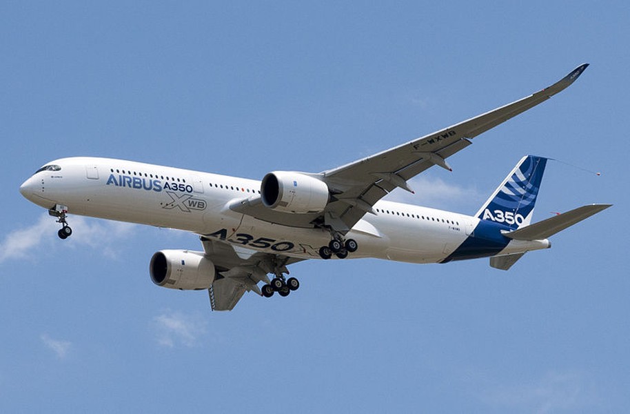 A350 là thế hệ  máy bay  Airbus đầu tiên trên thế giới sử dụng vật liệu sợi carbon gia công cường lực polymer cho thiết kế cả thân và cánh máy bay.