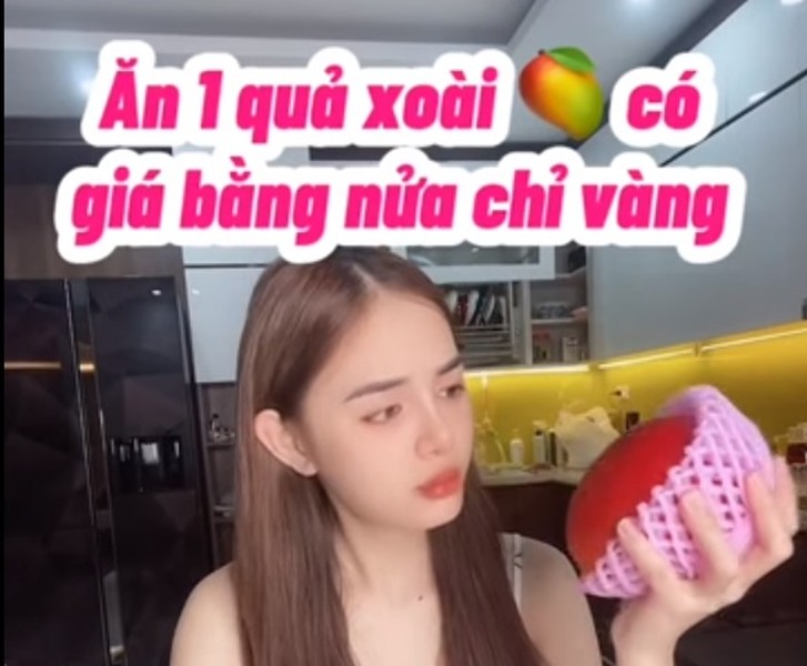 Mới đây, cộng đồng mạng không khỏi xôn xao trước quả xoài có giá 3 triệu đồng mà tài khoản Tiktok Lê Thị Huyền Thu chia sẻ. Ảnh: chụp màn hình