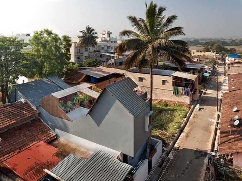  Ngôi nhà trong hình nằm trong một dãy phố tại khu vực bán thành thị. Bề dài của khu đất bị kẹt giữa các ngôi nhà lân cận trong khi bề rộng được bao quanh bởi hai đường phố song song.