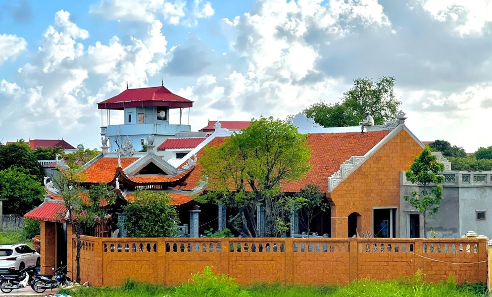 Ngoài Thiên Trường Vọng Phủ ở ngoại thành Hà Nội, nghệ sĩ hài Vượng Râu còn sở hữu Việt phủ dát vàng tại quê nhà Nam Định. Ảnh: Vietnamnet