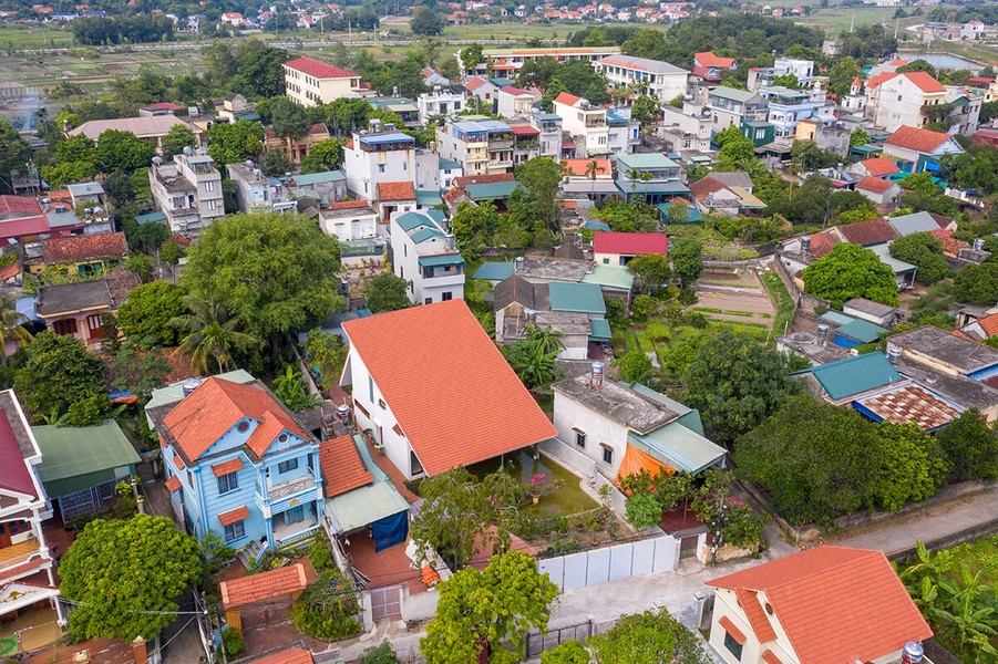 Toạ lạc tại thị xã Quảng Yên (Quảng Ninh),  ngôi nhà là tổ ấm của gia đình gồm vợ chồng cô giáo - bác sĩ đã nghỉ hưu sống cùng em gái và các con.