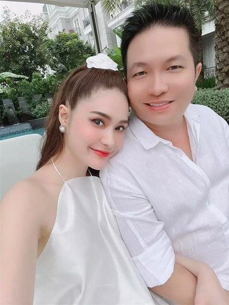 Nữ ca sĩ  Đoàn Di Bằng được biết đến với cuộc sống giàu sang. Di Bằng được mệnh danh là "nữ đại gia quận 7" khi cùng ông xã doanh nhân liên tục gây chú ý bởi những màn đập hộp, khoe xe, khoe nhà bạc tỷ.