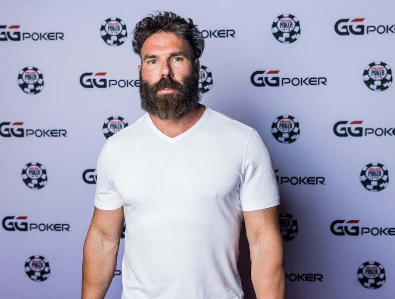 Dan Bilzerian sinh năm 1980 tại Florida (Mỹ) từng được mệnh danh là "Vua Instagram" với hơn 32 triệu người theo dõi. Dan được biết đến nhiều nhất với vai trò tay chơi poker chuyên nghiệp, diễn viên và  tỷ phú ăn chơi "khét" tiếng. Ảnh: PokerNews