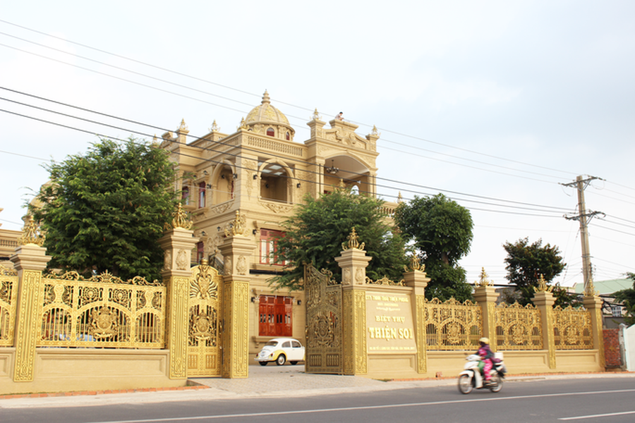 Trước khi bị bắt vì cho vay nặng lãi, đại gia Thiện 'Soi" nổi tiếng với căn  biệt thự "dát vàng" gây ồn ào trên mạng xã hội. Ảnh: Dân Việt