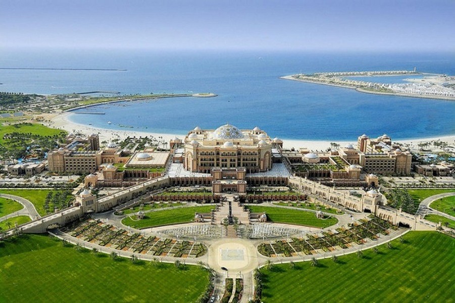 Với mức giá 3 tỷ USD, Emirates Palace ở Abu Dhabi được cho là  khách sạn đắt nhất được xây dựng khi khai trương vào năm 2005.