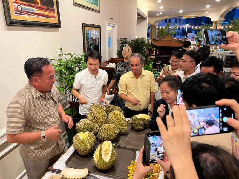 Tại Hội nghị nhà đầu tư của Hoàng Anh Gia Lai (HAGL) mới đây, bầu Đức đã có bữa tiệc sầu riêng tại khách sạn 5 sao cho cổ đông nếm thử. Ảnh: Nhịp sống thị trường