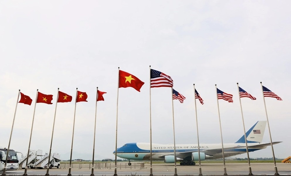 Chiều 10/9, chuyên cơ Air Force One (Không lực Một) chở  Tổng thống Mỹ Joe Biden hạ cánh tại sân bay Nội Bài (Hà Nội), bắt đầu chuyến thăm cấp Nhà nước tới Việt Nam trong hai ngày. Ảnh: Dân trí