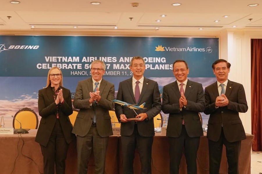 Mới đây, Hãng hàng không Quốc gia Vietnam Airlines và tập đoàn sản xuất máy bay Boeing ký kết bản ghi nhớ về việc chào bán 50 máy bay thân hẹp  Boeing 737 MAX với giá trị 10 tỷ USD... Ảnh: Vneconomy