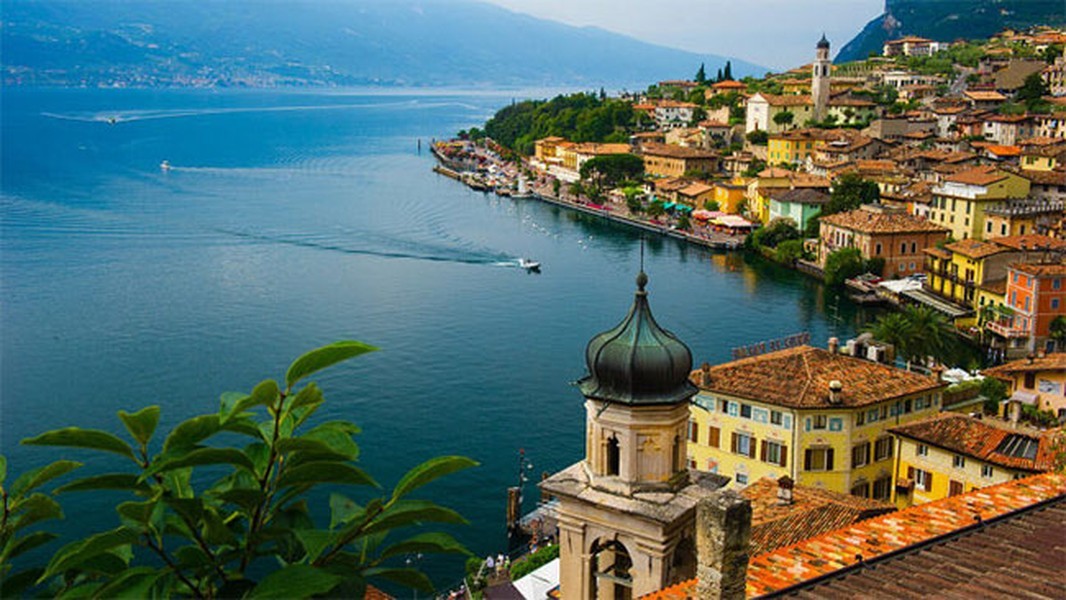 Limone sul Garda, làng chài đẹp như tranh vẽ nằm bên hồ Garda, vùng Lombardy, phía Bắc Italy, là một điểm đến lạ lùng đối với nhiều du khách