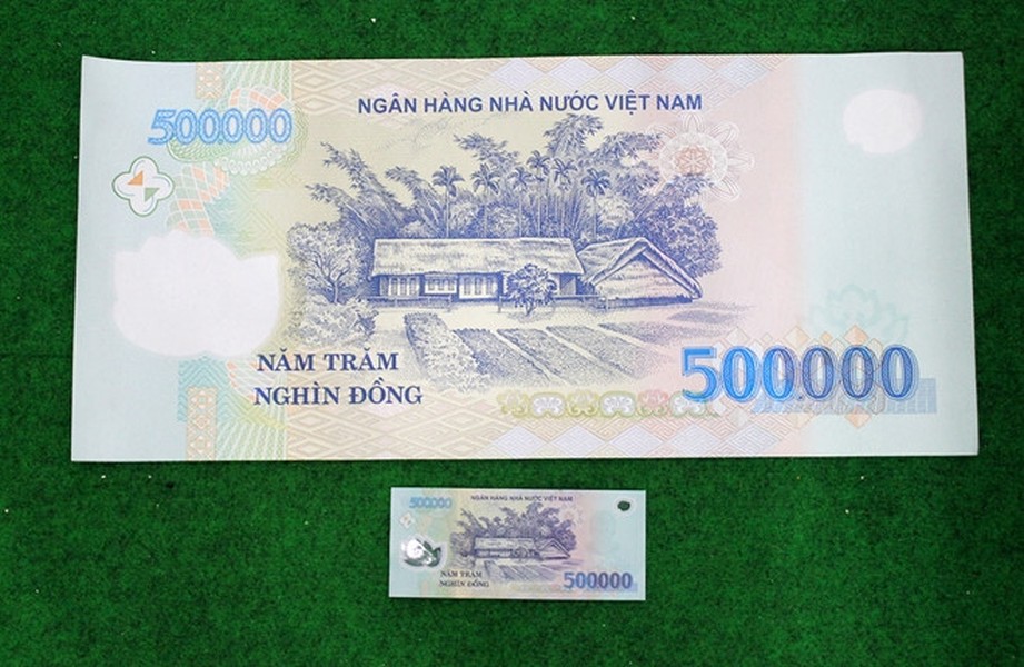 Tờ 500.000 là tờ tiền có mệnh giá lớn nhất trong hệ thống tiền tệ của Việt Nam hiện nay. Địa danh in trên  đồng tiền 500.000 là Làng Sen thuộc huyện Nam Đàn (Nghệ An). Nơi đây chính là quê hương của Chủ tịch Hồ Chí Minh.