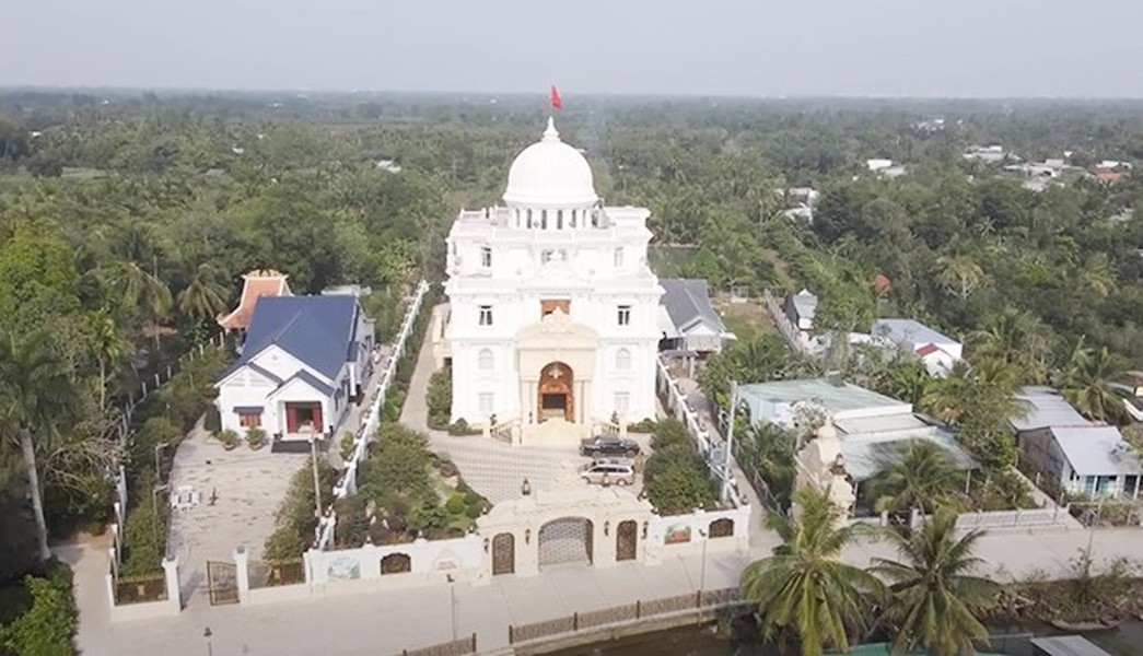 Sau hơn 3 năm xây dựng,  dinh thự Lang Truyền (tại huyện Phong Điền, TP Cần Thơ) của vợ chồng ông Nguyễn Ngọc Lang và bà Lê Thị Truyền chính thức hoàn thành cuối năm 2022.