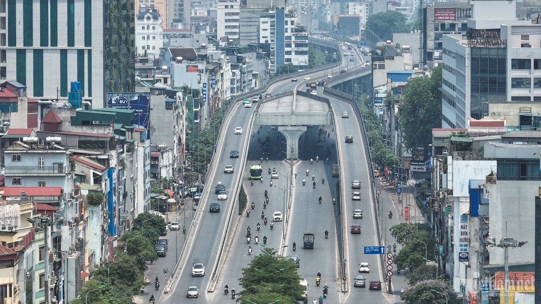  Đường phố Hà Nội trong một diện mạo mới. Nút giao Trường Chinh, một trong những điểm đen ùn tắc giao thông, giờ đây khá vãn xe cộ.