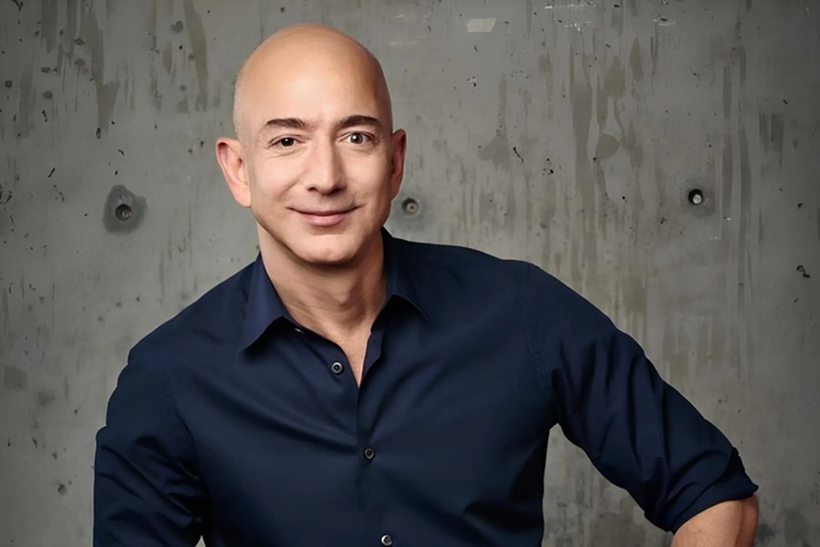  Tỷ phú Jeff Bezos thường xuyên được bắt gặp tận hưởng cuộc sống xa hoa, giàu sang với những bữa tiệc thường xuyên trên du thuyền. Tuy nhiên, Jeff Bezos vẫn có những khoản chi tiêu bình dân khiến mọi người ngạc nhiên.