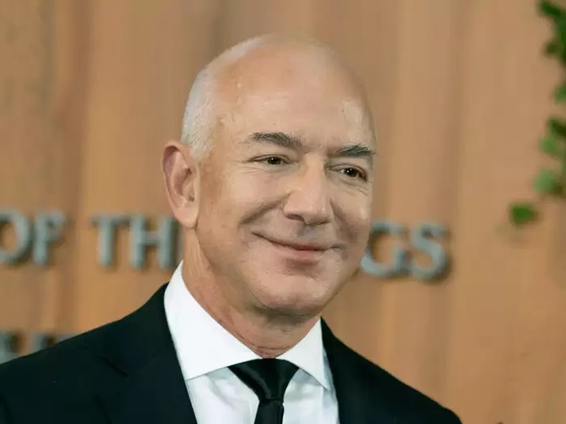 Theo dữ liệu từ JetSpy, tỷ phú Jeff Bezos sở hữu 3 máy bay riêng trị giá khoảng 140 triệu USD.