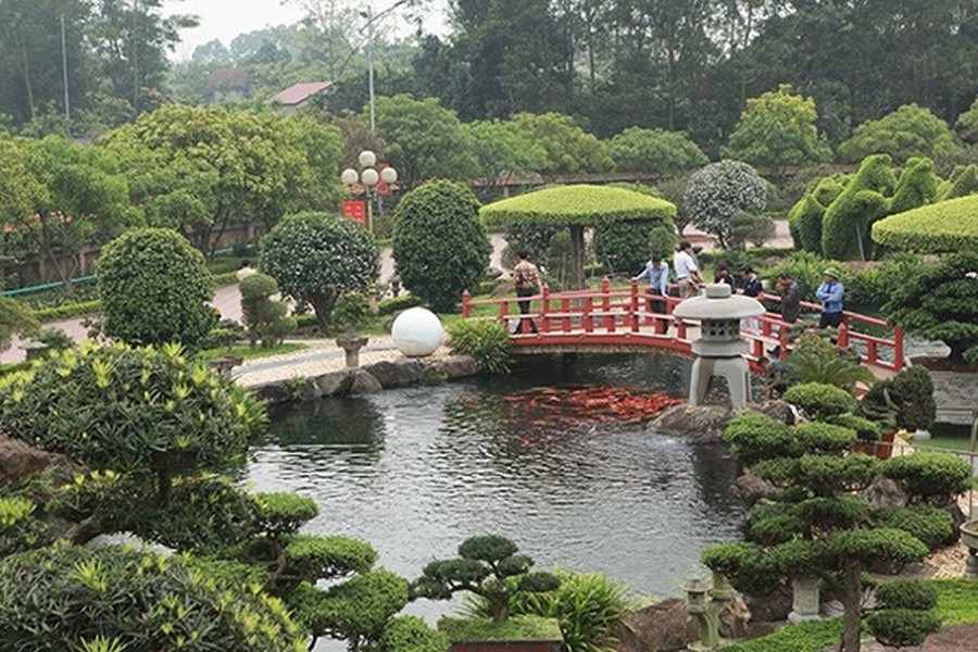 Ông Lê Văn Dũng (TP. Sông Công, Thái Nguyên) được biết đến là tay chơi “khét tiếng” trong giới sinh vật cảnh. Ông sở hữu khuôn viên vườn rộng hàng nghìn mét vuông với hàng nghìn cây cảnh được sắp đặt theo bộ, chủ đề. Ảnh: Giadinhxahoi