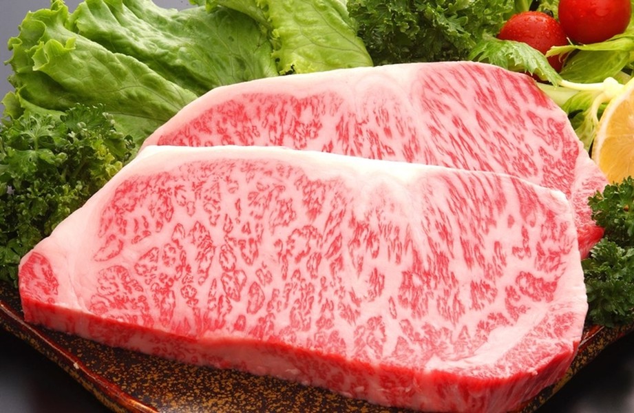 Theo Nikkei Asia, giá bán buôn  thịt bò Wagyu tại Nhật Bản giảm xuống mức thấp nhất kể từ tháng 6/2020 khi nhu cầu về thịt từ giống bò Nhật Bản giảm mạnh. Ảnh: CNN