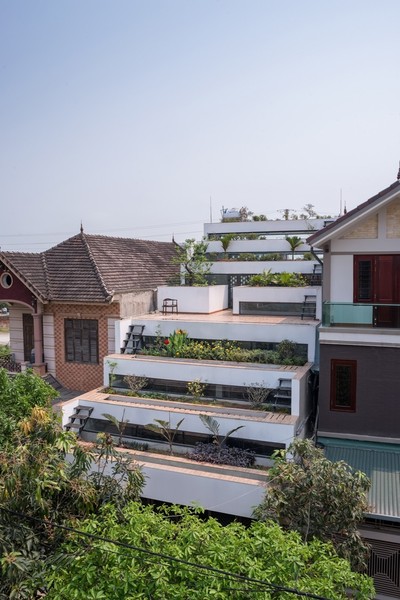 Là một phần trong chuỗi các dự án phát triển nông nghiệp, ngôi nhà mang tên Terrace Home (Hà Tĩnh) có sự kết hợp đặc sắc giữa kiến trúc và nông nghiệp, khi không gian 110m2 vừa trở thành nơi cư trú và sinh hoạt gia đình, vừa là đất canh tác và góp thêm màu xanh cho thành phố. Ảnh: Nguyễn Tiến Thành