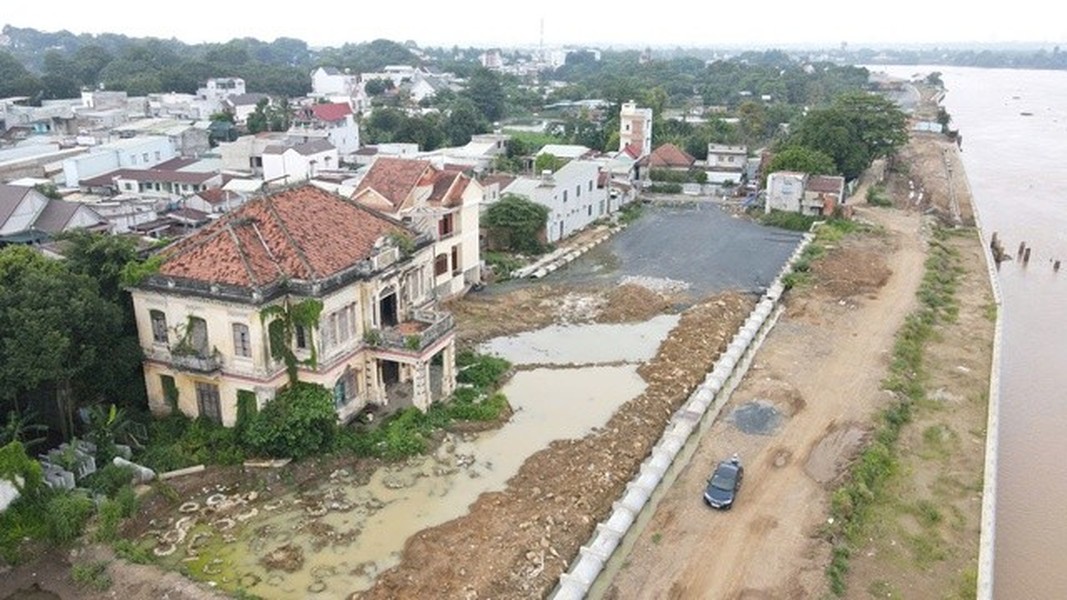 Căn biệt thự cổ “nhà lầu ông Phủ” ven sông Đồng Nai tròn 100 tuổi đang đứng trước nguy cơ bị phá dỡ để làm đường khiến dư luận không khỏi tiếc nuối. Ảnh: Tiền phong