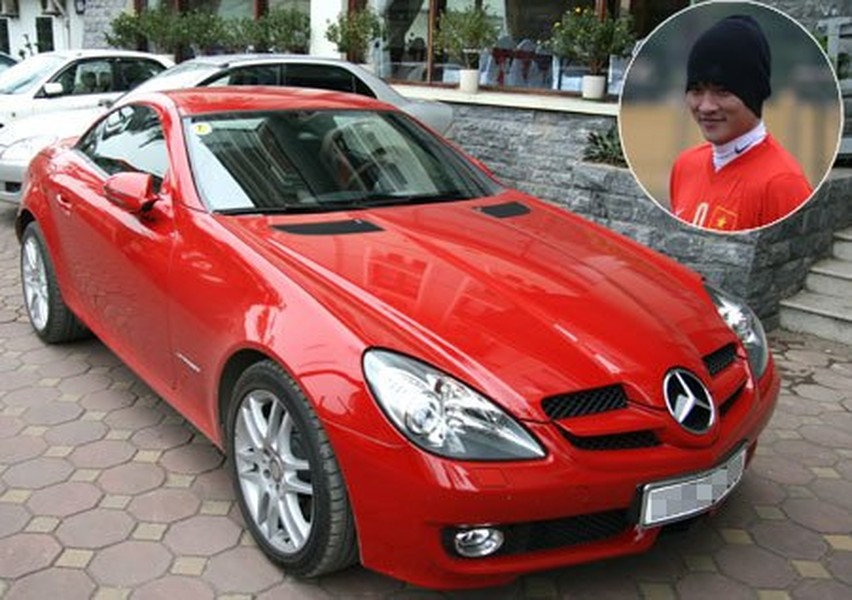 Đầu năm 2010, chàng tiền đạo xứ Nghệ đã sắm cho mình chiếc xe Mercedes SLK 200, thuộc dòng xe thể thao 2 cửa, để thỏa niềm ước mong bấy lâu.