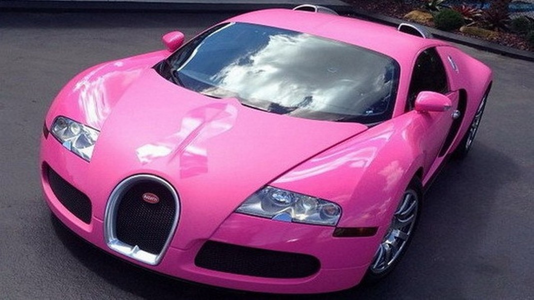 Siêu xe trị giá 1,7 triệu đô Bugatti Veyron của rapper người Mỹ Flo Rida đã được sơn thành màu hồng nhằm mục đích tuyên truyền về căn bệnh ung thư vú. Không những thế, chiếc xe còn sơn hình dải ruy băng màu hồng trên nắp capo. Trong khi đó, bộ la-zăng được mạ crôm sáng bóng, giống như lưới tản nhiệt của xe. Trước đó, Flo Rida cũng từng dát vàng cho chiếc xe này.