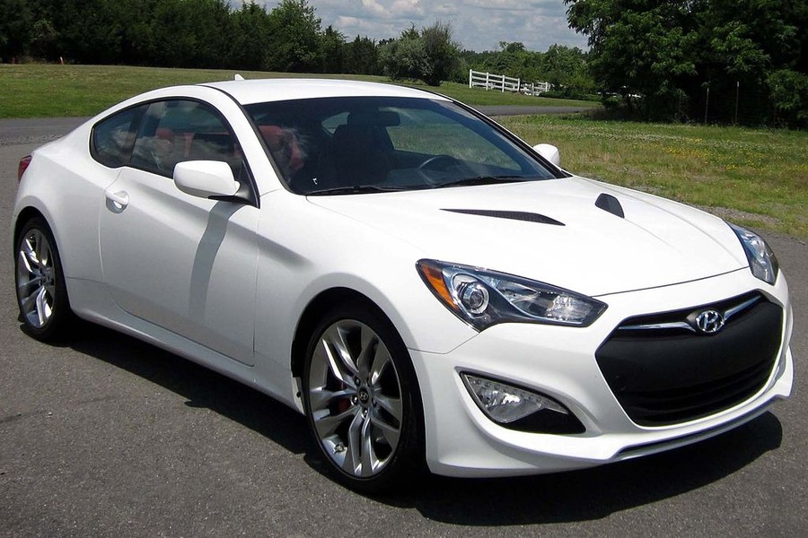 Hyundai Genesis Coupe: là cái tên sáng giá nhất trong phân khúc này. Đây cũng là mẫu xe được rất nhiều "dân độ xe" lựa chọn để tạo sự khác biệt và chất chơi riêng mình. Xe có động cơ tăng áp 2.0L (260hp - 360Nm), hộp số tự động 8 cấp, dẫn động cầu sau, giá bán 1,175 tỷ đồng. Ngoài ra, xe còn có một phiên bản động cơ V6 3.6 (350hp - 400Nm).