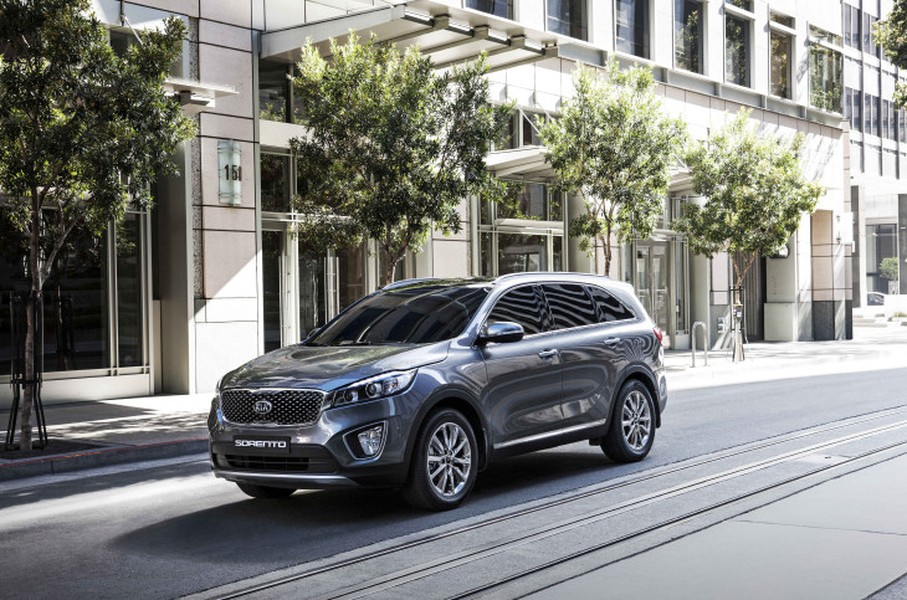 Sau nhiều lần hé lộ thông tin về mẫu xe Sorento 2015, hãng Kia cuối cùng cũng công bố những hình ảnh chính thức đầu tiên về chiếc SUV hạng trung 7 chỗ này. Theo Kia thì Sorento 2015 có thiết kế hoàn toàn mới cả về phong cách và trang bị động cơ.