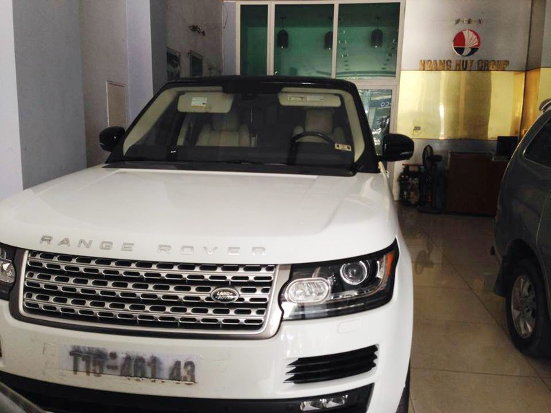 Những hình ảnh về chiếc Land Rover Range Rover LWB (trục cơ sở dài) đầu tiên tại Việt Nam vừa được chia sẻ trên mạng xã hội Facebook. Những hình ảnh chia sẻ cho thấy, chiếc Range Rover này được sơn màu trắng thanh lịch với nội thất bọc da sang trọng. Ảnh: Facebook Gia Binh.