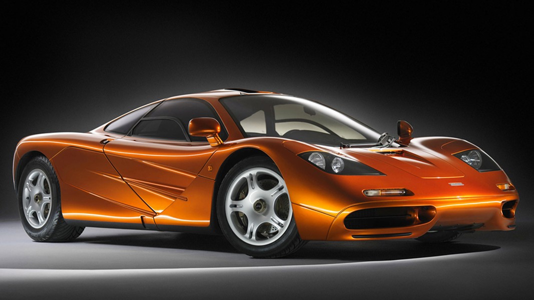 McLaren F1: được xem là chiếc xe nhanh nhất thế giới vào thời điểm ra mắt năm 1998 với công suất 636 mã lực và tốc độ tối đa 390 km/h nhờ sở hữu động cơ 6.1L V12 và hộp số sàn 6 cấp. Với thiết kế ngoại thất ấn tượng và nội thất đặc biệt, Mc Laren F1 xứng đáng là mẫu xe hơi 3 chỗ ngồi nổi tiếng nhất thế giới.