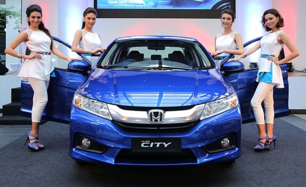 Honda City 2014: Với tham vọng so kè quyết liệt với đối thủ Toyota Vios, Honda Việt Nam cho biết sắp giới thiệu City 2014 với dáng vẻ hiện đại và bắt mắt cùng không gian nội thất rộng rãi hơn. Mẫu xe này hứa hẹn sẽ gây đột phá và tạo nên cơn sốt trong phân khúc B tại thị trường Việt Nam.